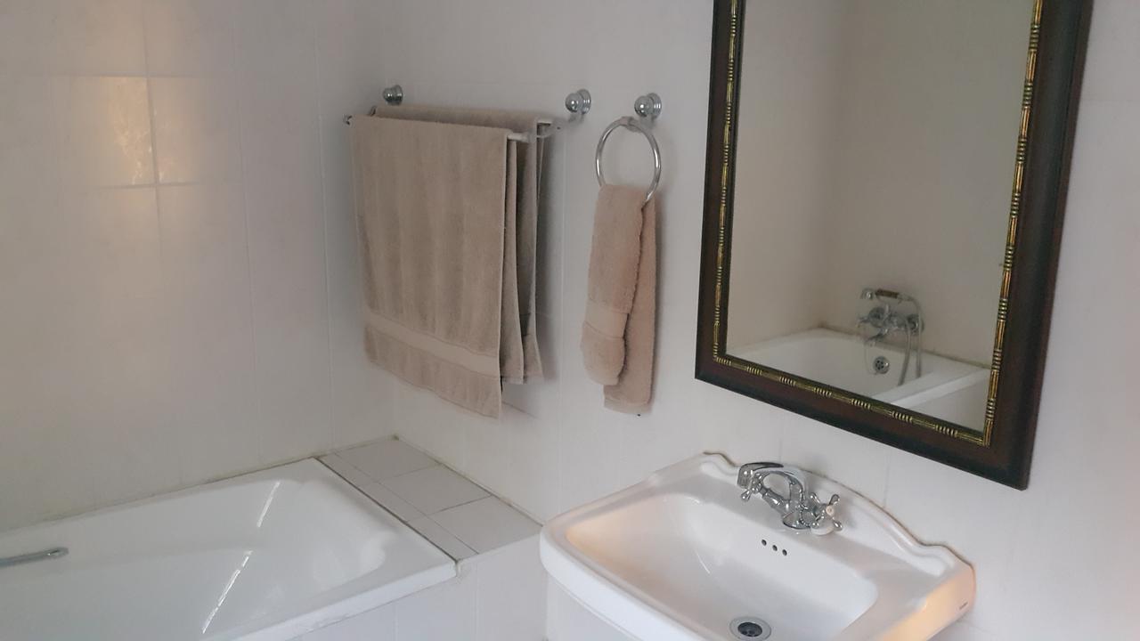 Albatross B&B Benoni Luaran gambar