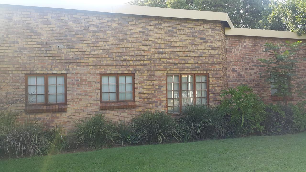 Albatross B&B Benoni Luaran gambar